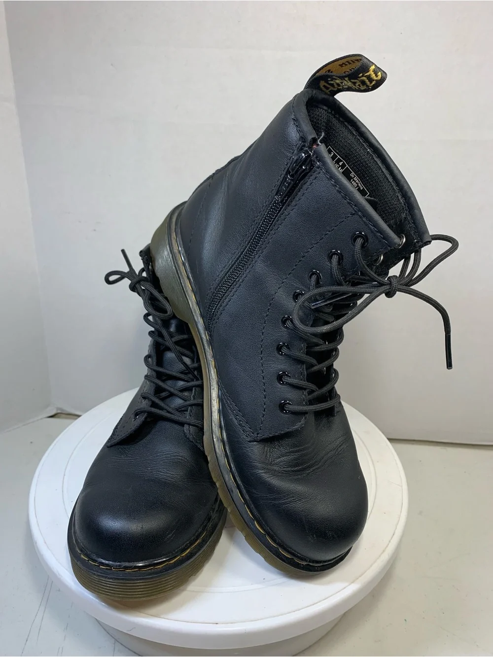Dr. Martens 1460 Softy Black Leather Lace Up Ankle Kids Size 4 Boots.    3773